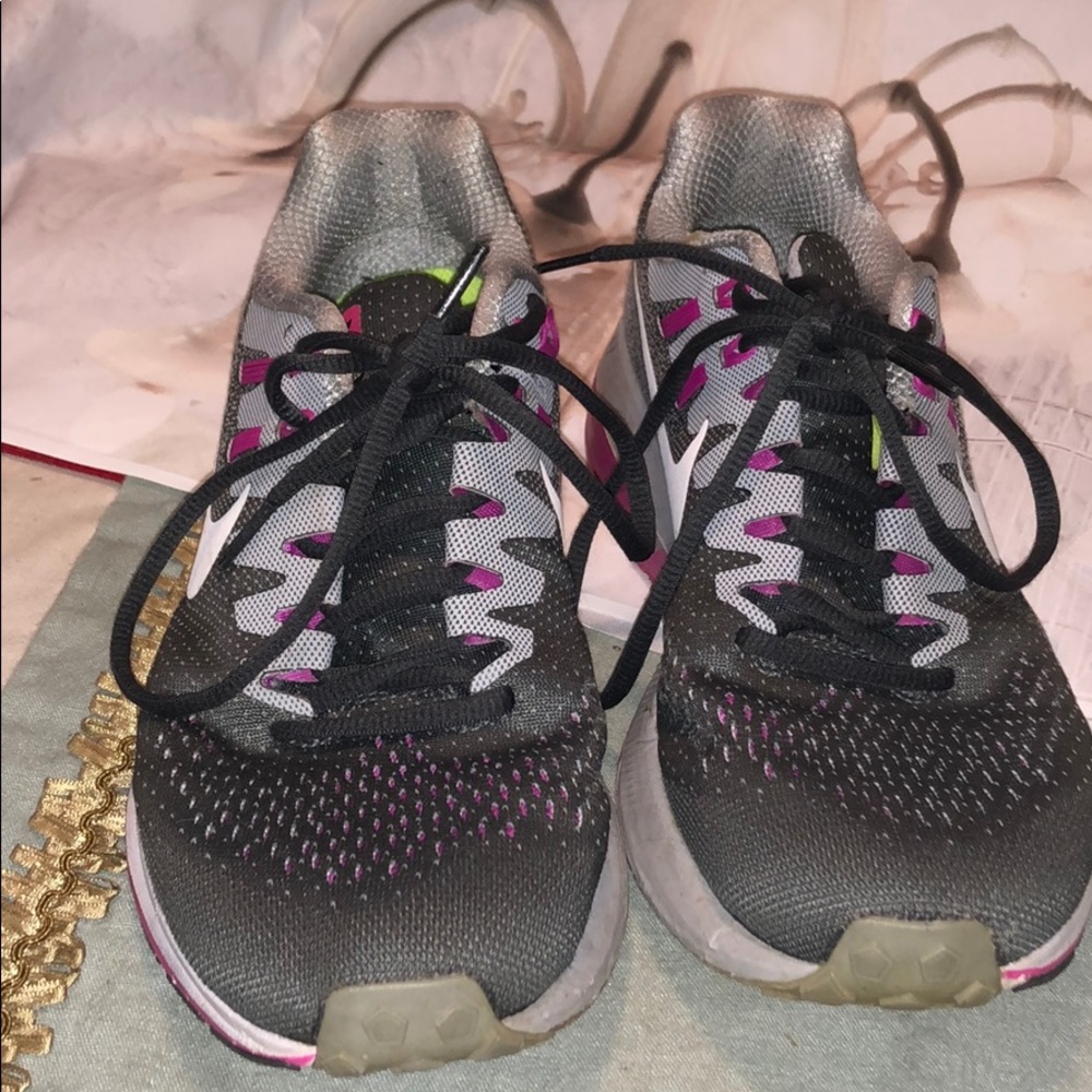 Used sneakers by Nike size 10